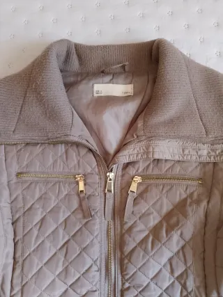 Abrigo acolchado mujer beige con cinturón