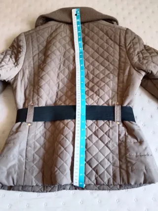 Abrigo acolchado mujer beige con cinturón