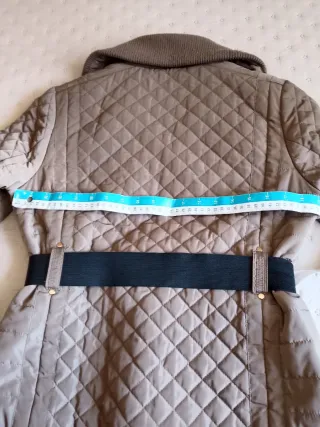 Abrigo acolchado mujer beige con cinturón