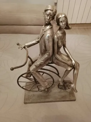 Figura pareja en bici plateada. NUEVA