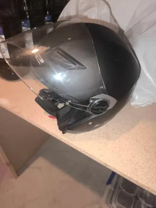 Casco de moto modular  negro y otro tipo jet