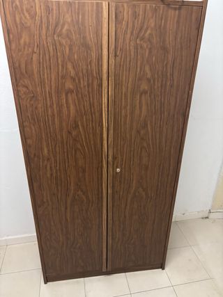 Armario de madera marrón