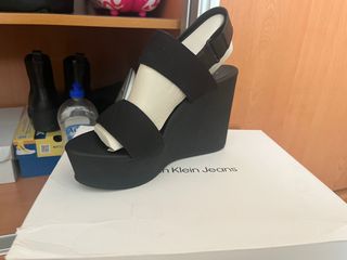 Sandalias de cuña Calvin Klein Jeans negras