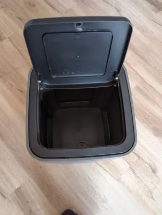 Cubo de basura gris y negro grande