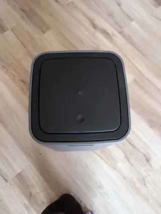 Cubo de basura gris y negro grande