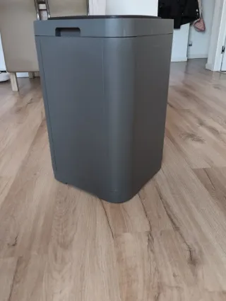 Cubo de basura gris y negro grande