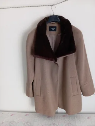 Chaquetón de buen paño con cuello en piel de pelo