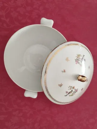 Sopera de Porcelana Francesa con Detalles Dorados