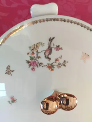 Sopera de Porcelana Francesa con Detalles Dorados