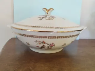 Sopera de Porcelana Francesa con Detalles Dorados