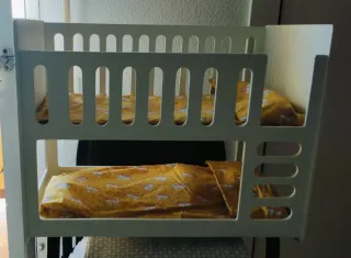 Cuna-litera de madera artesanal.