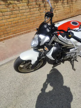 Suzuki SFV 650 Naked Roja y Blanca