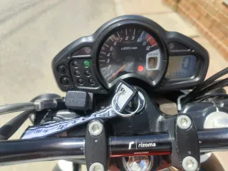 Suzuki SFV 650 Naked Roja y Blanca