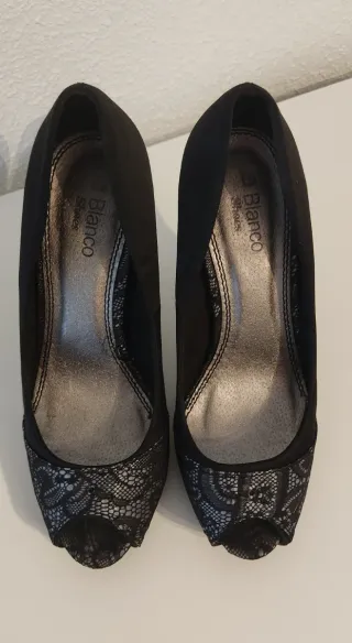 Zapatos de tacón negros raso y encaje