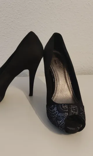Zapatos de tacón negros raso y encaje