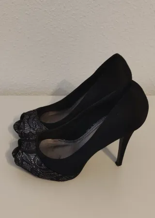 Zapatos de tacón negros raso y encaje