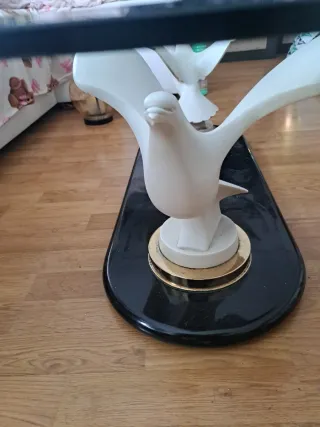 Mesa centro cristal con figuras palomas