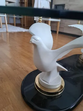 Mesa centro cristal con figuras palomas