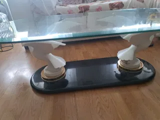 Mesa centro cristal con figuras palomas