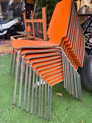 Pack de sillas naranjas y plateadas