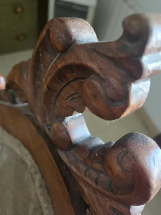 Sillón antiguo de madera y tela