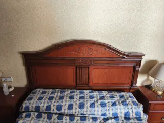 Cómoda de madera con espejo, mesilla y cabecero de