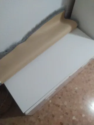 Baúl de almacenaje blaco con alfombra de pelo gris