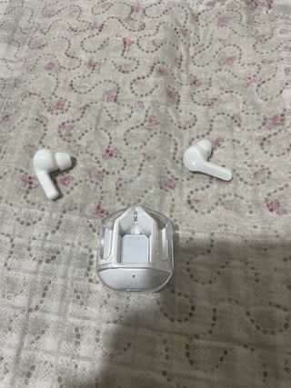 Cascos inalámbricos blancos