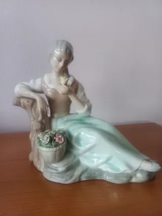 Figura de porcelana mujer con cesta flores