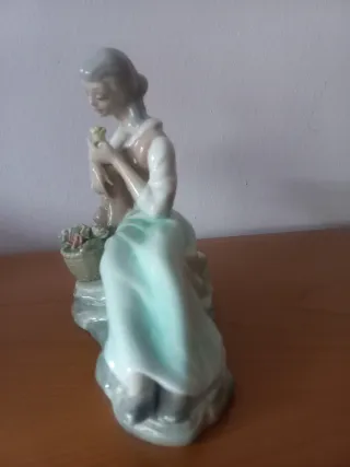 Figura de porcelana mujer con cesta flores
