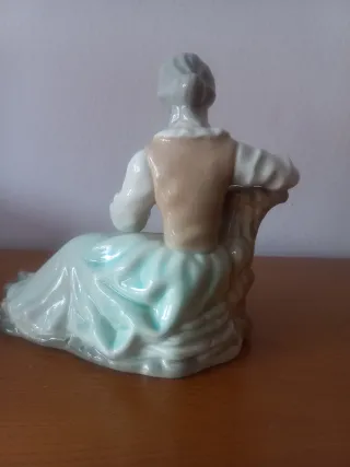 Figura de porcelana mujer con cesta flores