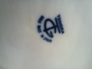 Figura de porcelana mujer con cesta flores