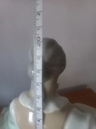 Figura de porcelana mujer con cesta flores