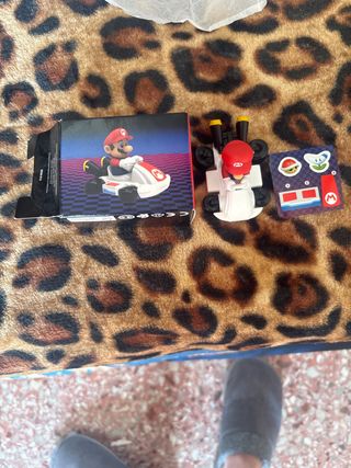 Mario Kart giocattolo con adesivi