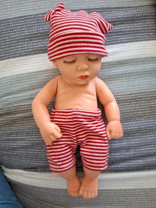 Muñeco bebé con pijama rayas.