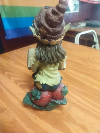Figura Elfo Leyendo Libro
