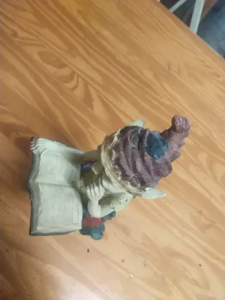 Figura Elfo Leyendo Libro