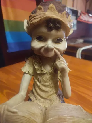 Figura Elfo Leyendo Libro