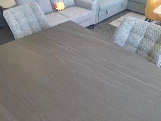 Mesa de comedor efecto mármol + 4 sillas