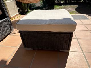 Sillón de jardín con taburete