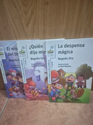Libros y muñecos de la pandilla ardilla
