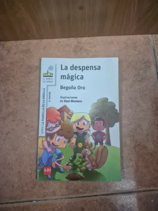 Libros y muñecos de la pandilla ardilla
