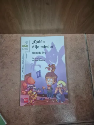 Libros y muñecos de la pandilla ardilla