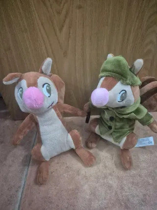 Libros y muñecos de la pandilla ardilla