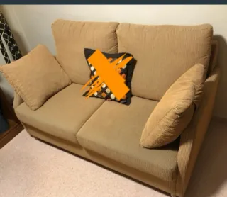 Sofá-cama naranja dos plazas .