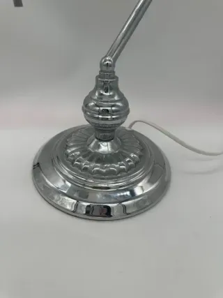 Lámpara de banquero plateada y blanca