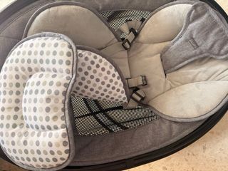 Mecedora de bebé gris