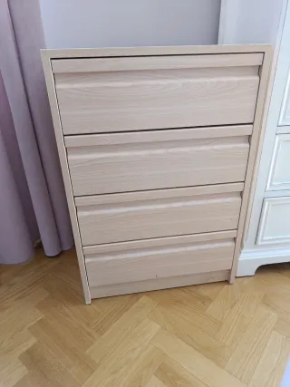 Cajonera de madera clara.