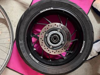 Llanta trasera Honda CB750 Metzeler M7 RR