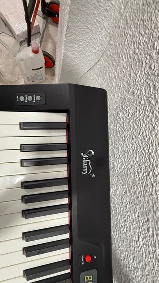 Piano digital con soporte